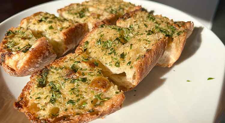 Meals That Are Amazing With Garlic Bread